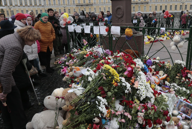 People gathered to lay flowers in memory of the plane crash victims at Dvortsovaya (Palace) Square in St.Petersburg.