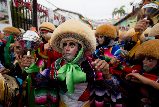 Parachicos take to the streets in Chiapo Do Corzos