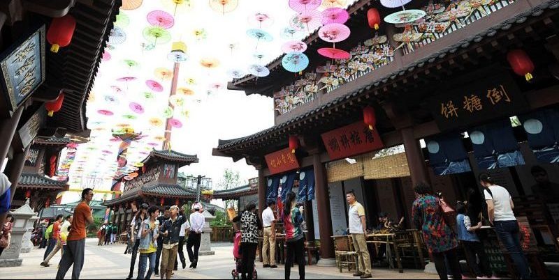 People visit the newly open theme park "Wanda City" in Nanchang, east China's Jiangxi province on May 28, 2016. 
The Chinese conglomerate Wanda on May 28 opened its first theme park, with its billionaire boss declaring war on Disney weeks before the American entertainment giant launches a similar attraction in Shanghai. / AFP / STR / China OUT        (Photo credit should read STR/AFP/Getty Images)